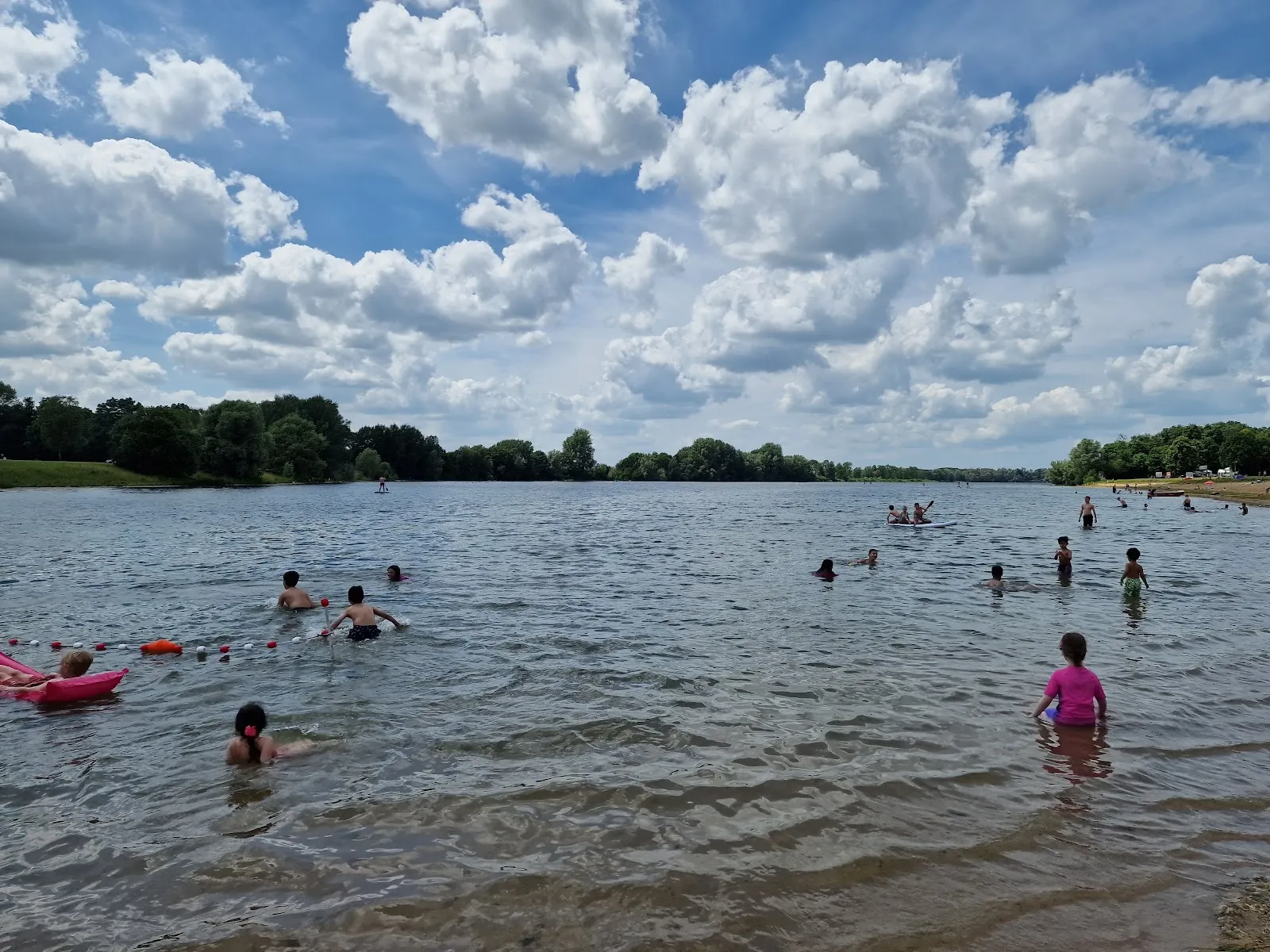 Пляж Аузее, озеро, купающиеся люди, водные виды спорта
