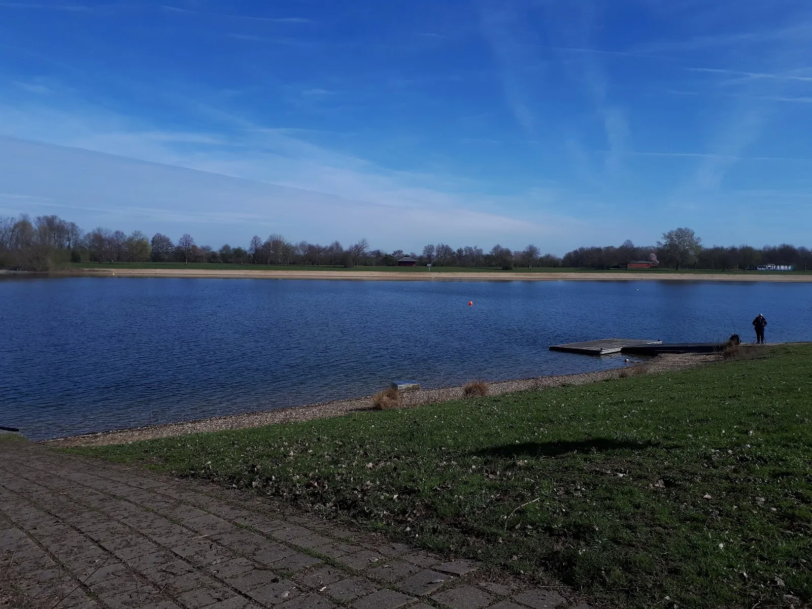 Пляж Аузее, озеро, купающиеся люди, водные виды спорта