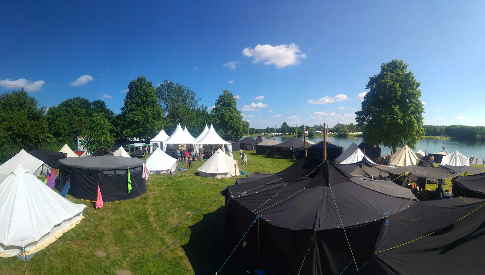 Пляж Аузее, озеро, купающиеся люди, водные виды спорта