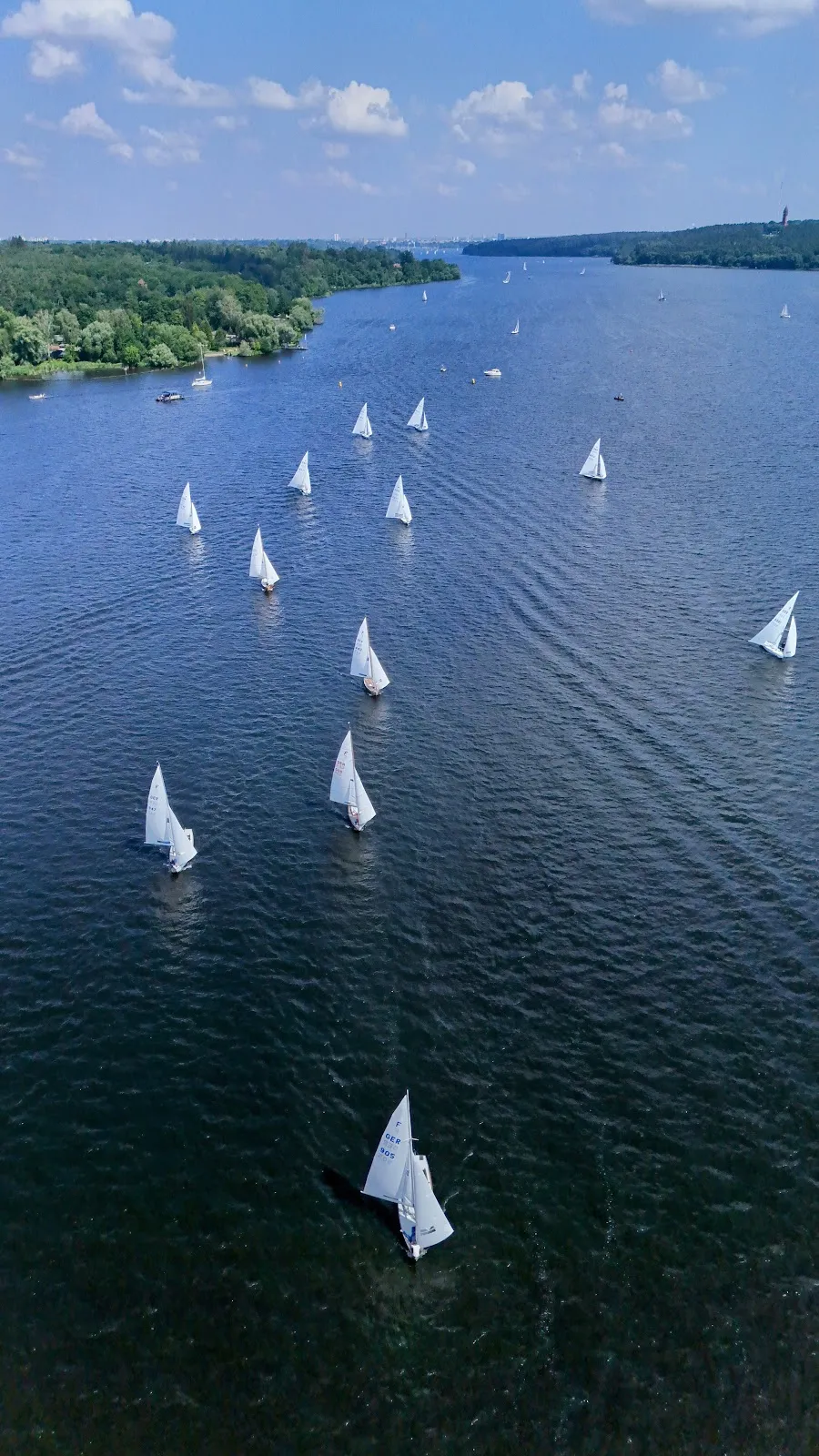 Пляж Гроссе Штайнланке в Берлине с людьми, отдыхающими на берегу у воды.