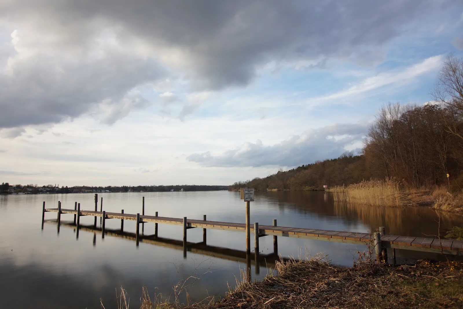 Пляж Гроссе Штайнланке в Берлине с людьми, отдыхающими на берегу у воды.