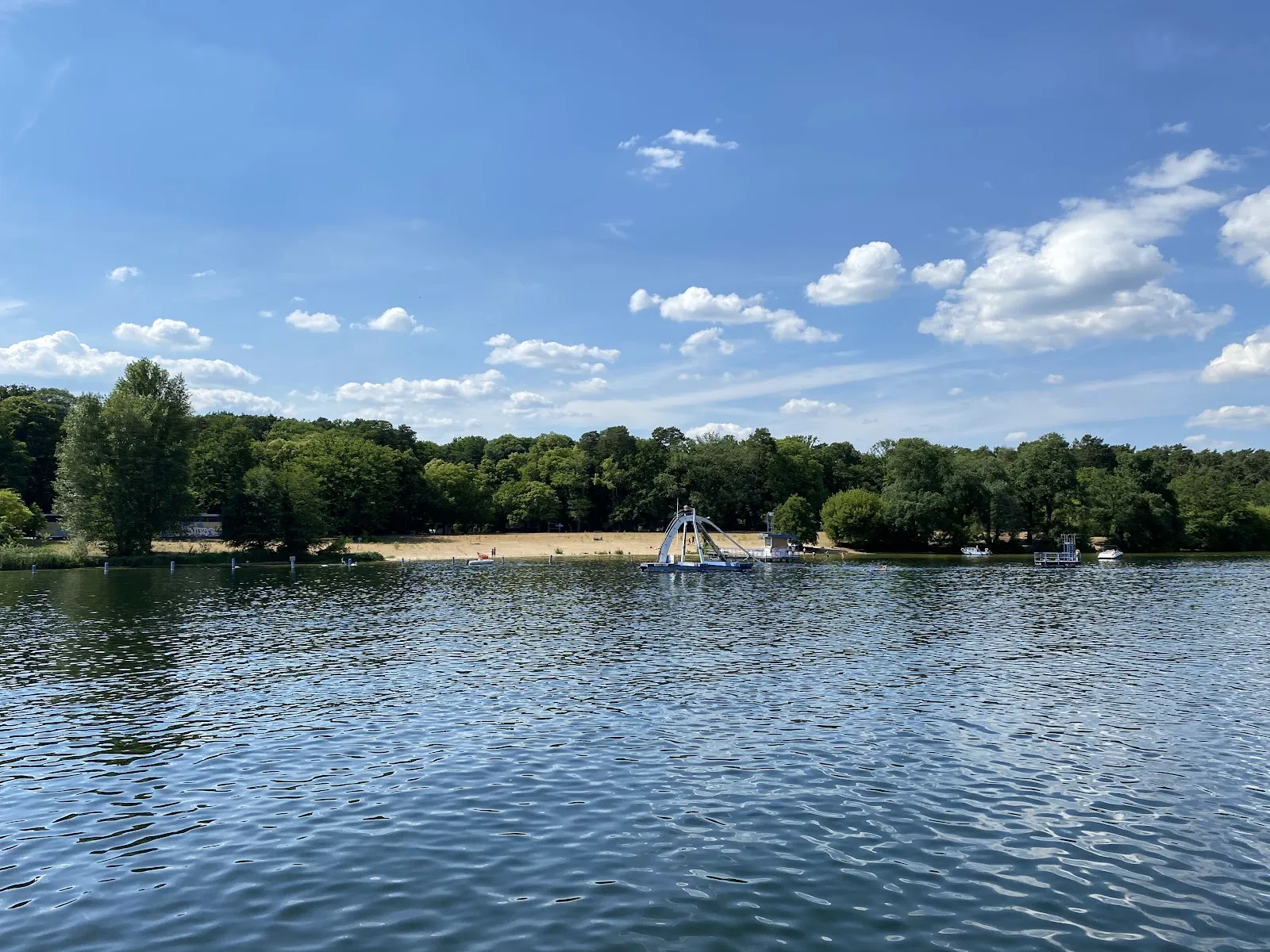 Пляж на озере Тегелер.