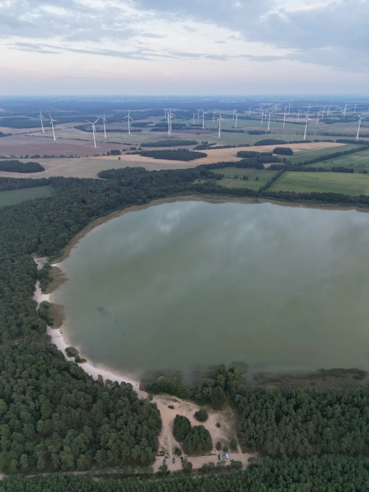 Пляж Трептовзее с чистой водой и зеленью вокруг.
