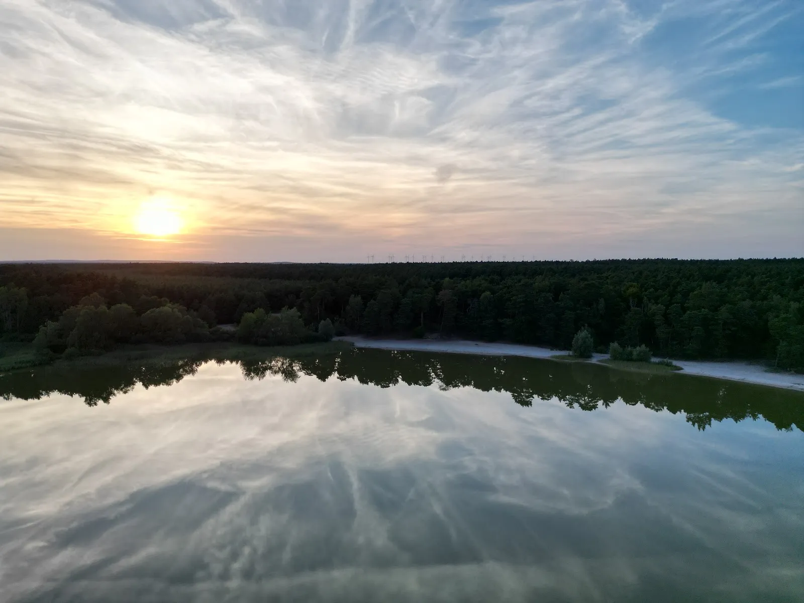 Пляж Трептовзее с чистой водой и зеленью вокруг.