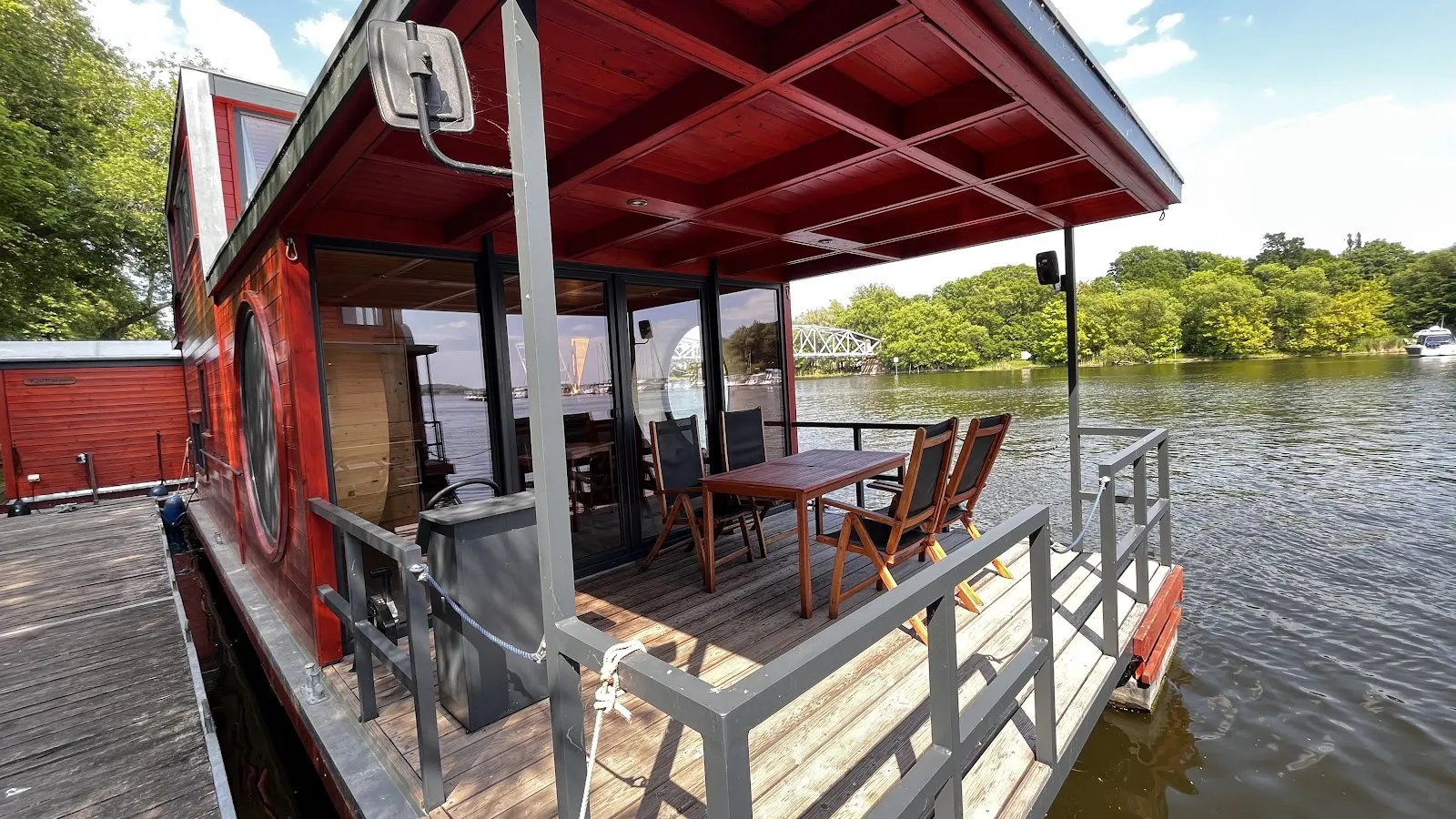 Пляж в городе Плауэ, озеро, отдых у воды