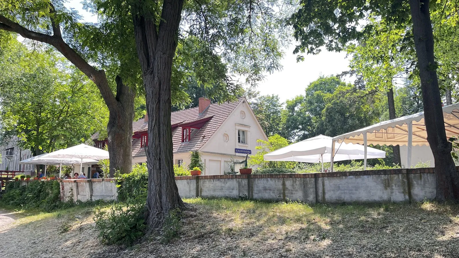 Пляж в городе Плауэ, озеро, отдых у воды