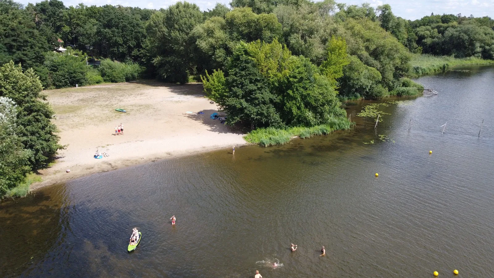 Пляж в городе Плауэ, озеро, отдых у воды