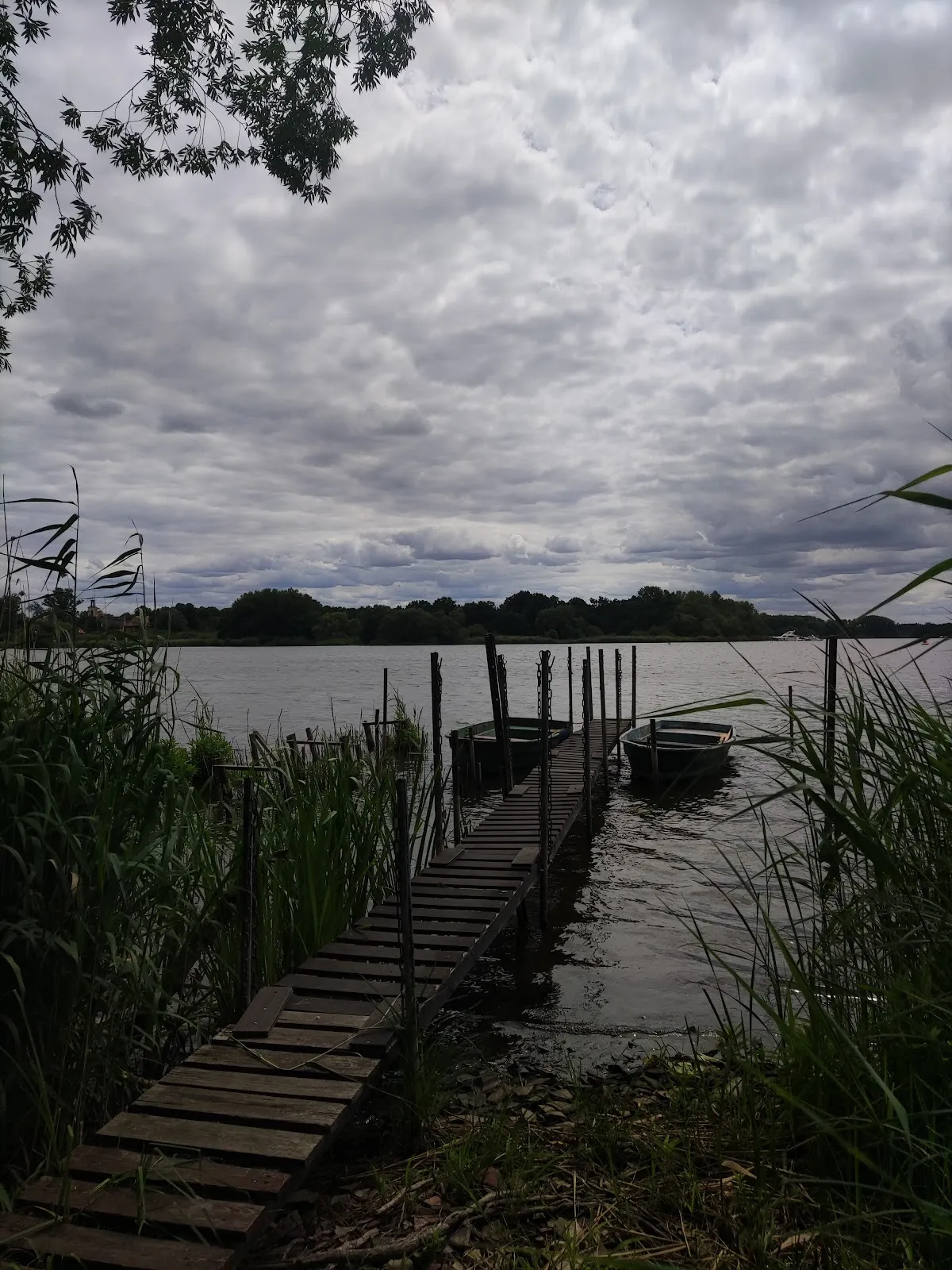 Пляж в городе Плауэ, озеро, отдых у воды