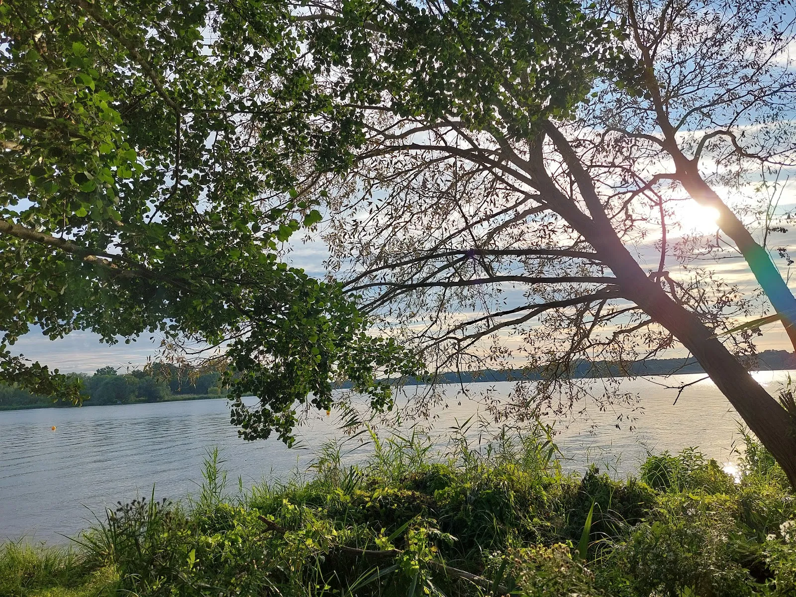 Пляж в городе Плауэ, озеро, отдых у воды