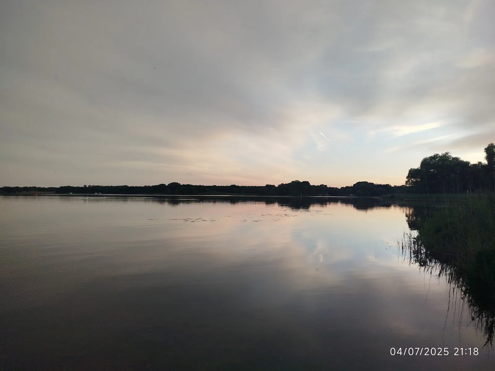 Пляж в городе Плауэ, озеро, отдых у воды