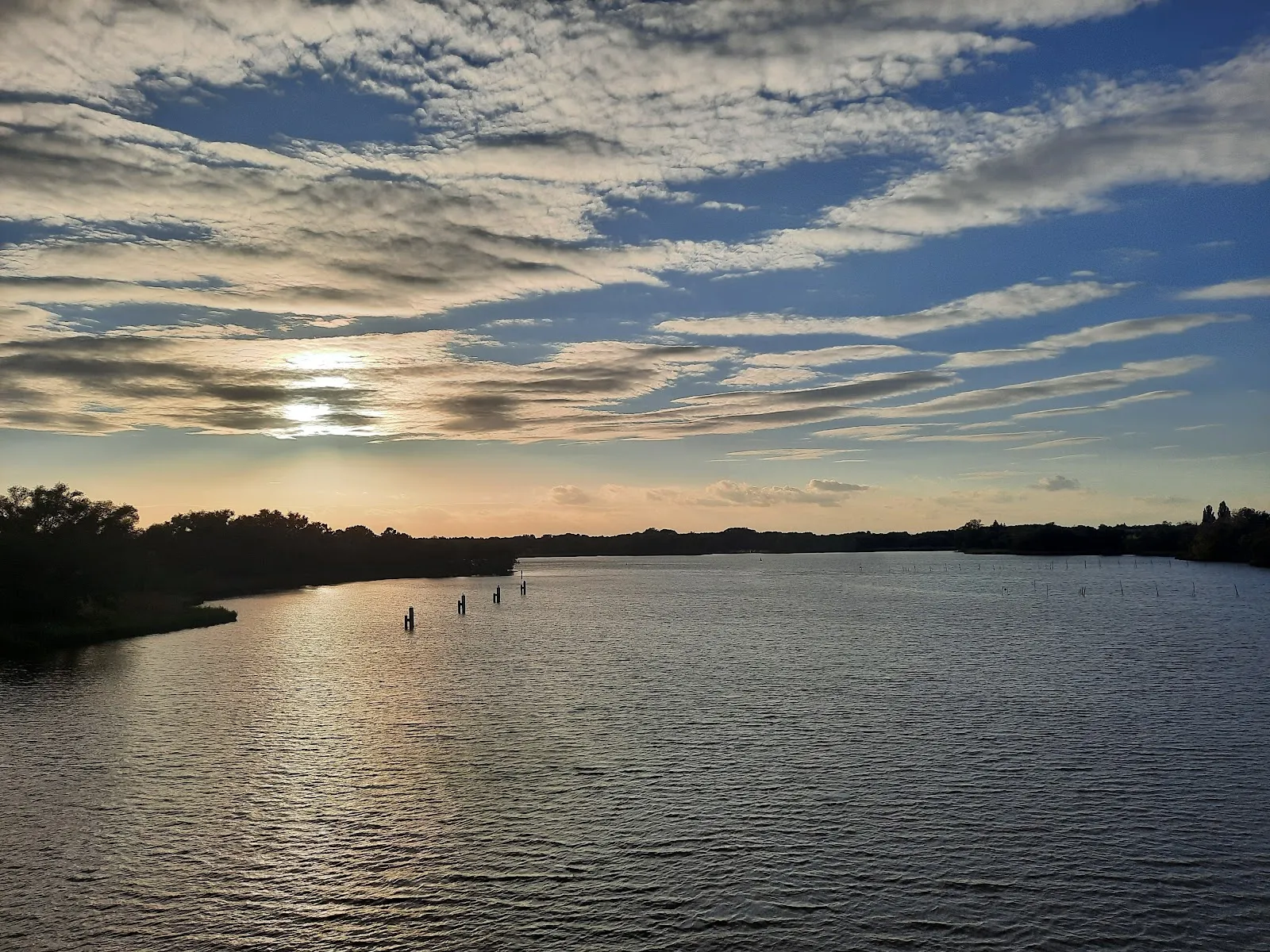 Пляж в городе Плауэ, озеро, отдых у воды