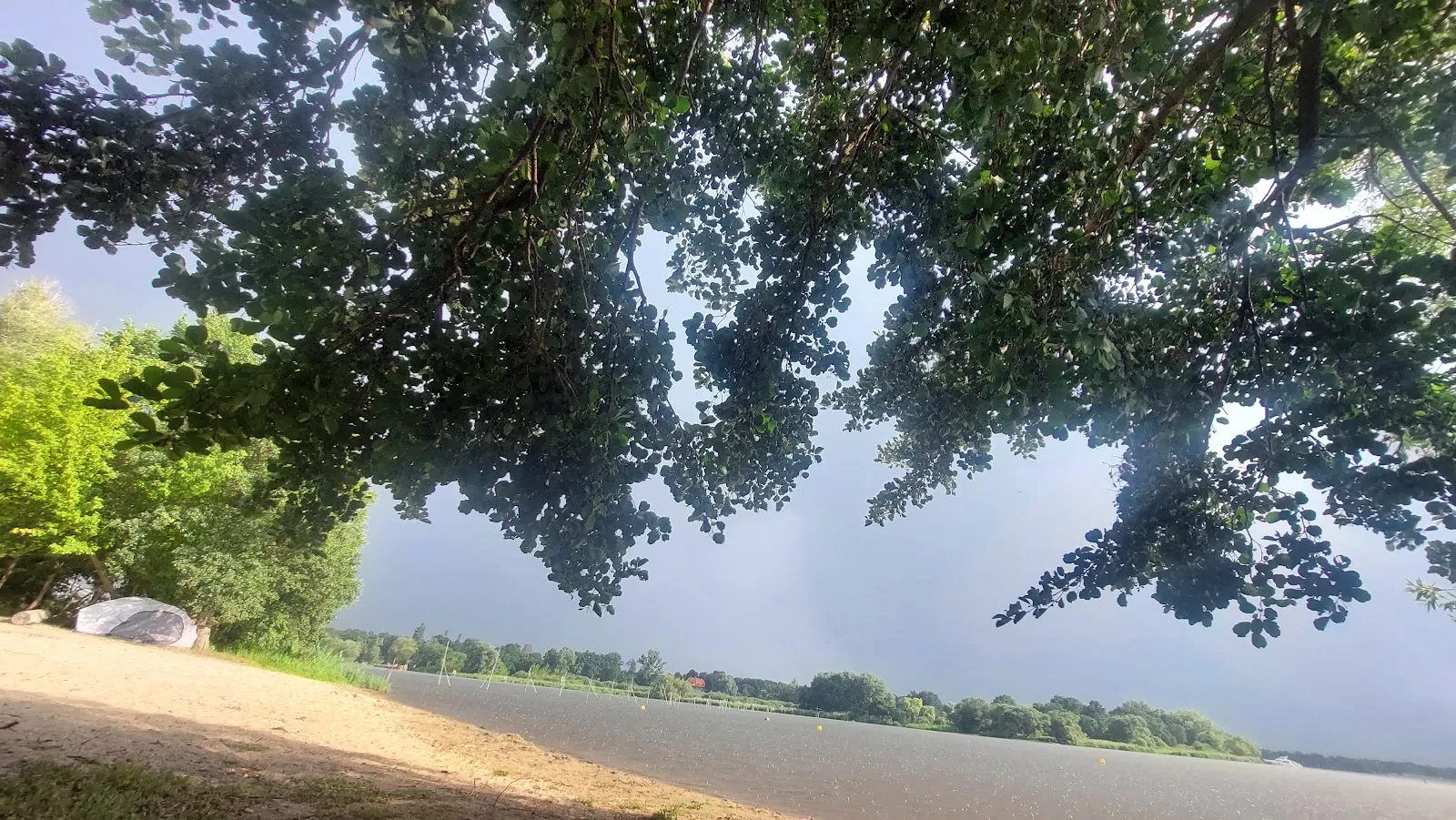 Пляж в городе Плауэ, озеро, отдых у воды