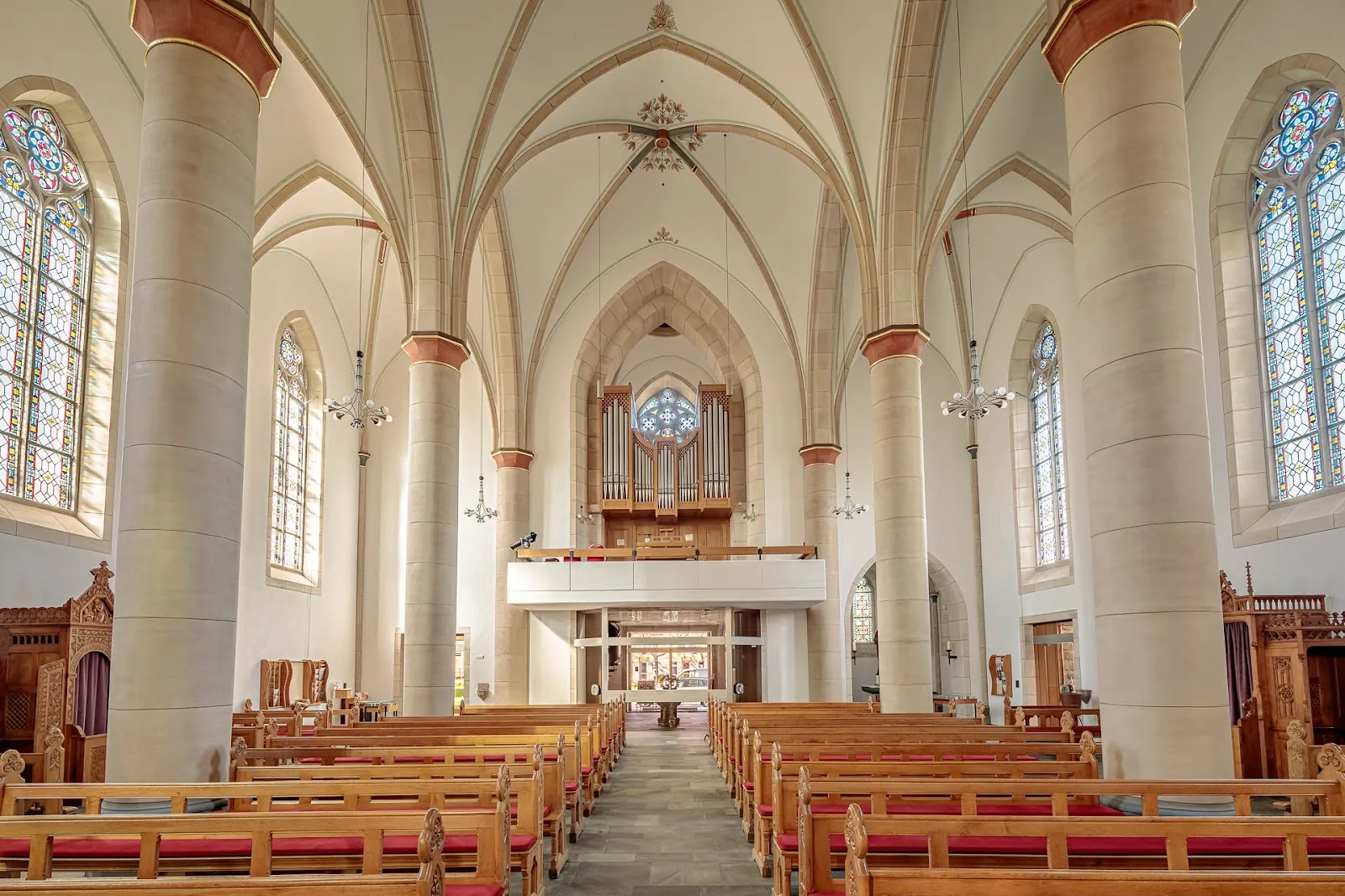 Фасад католической церкви Прихода Богоматери в Хольцвикеде, Германия