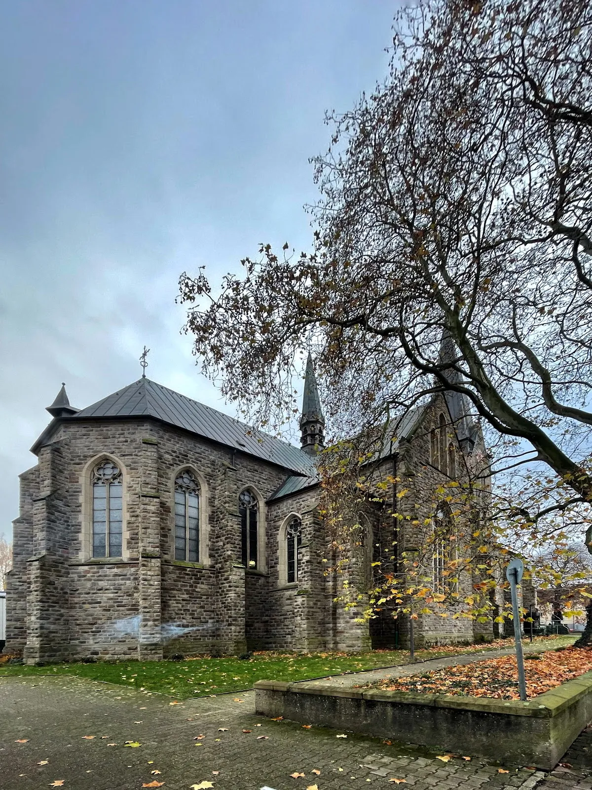 Фасад католической церкви Прихода Богоматери в Хольцвикеде, Германия