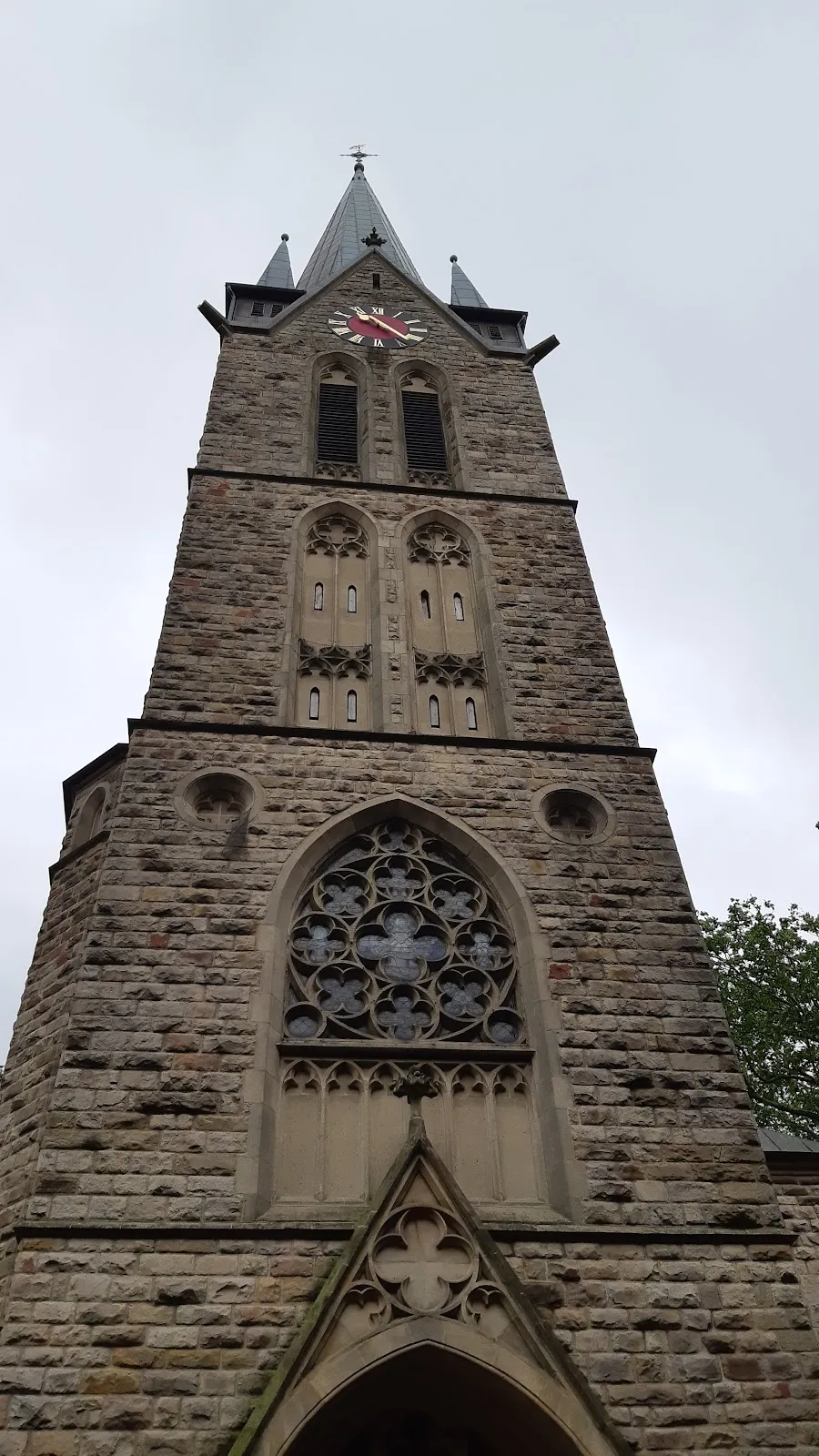 Фасад католической церкви Прихода Богоматери в Хольцвикеде, Германия