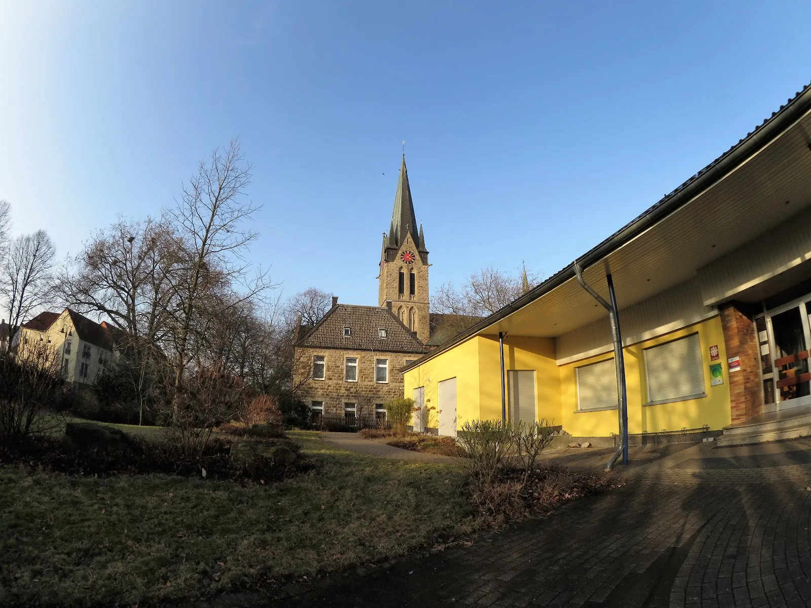 Фасад католической церкви Прихода Богоматери в Хольцвикеде, Германия