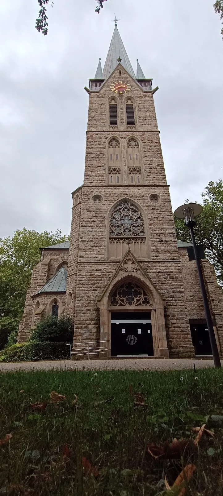 Фасад католической церкви Прихода Богоматери в Хольцвикеде, Германия