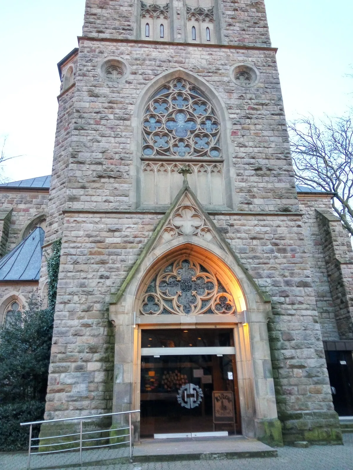 Фасад католической церкви Прихода Богоматери в Хольцвикеде, Германия