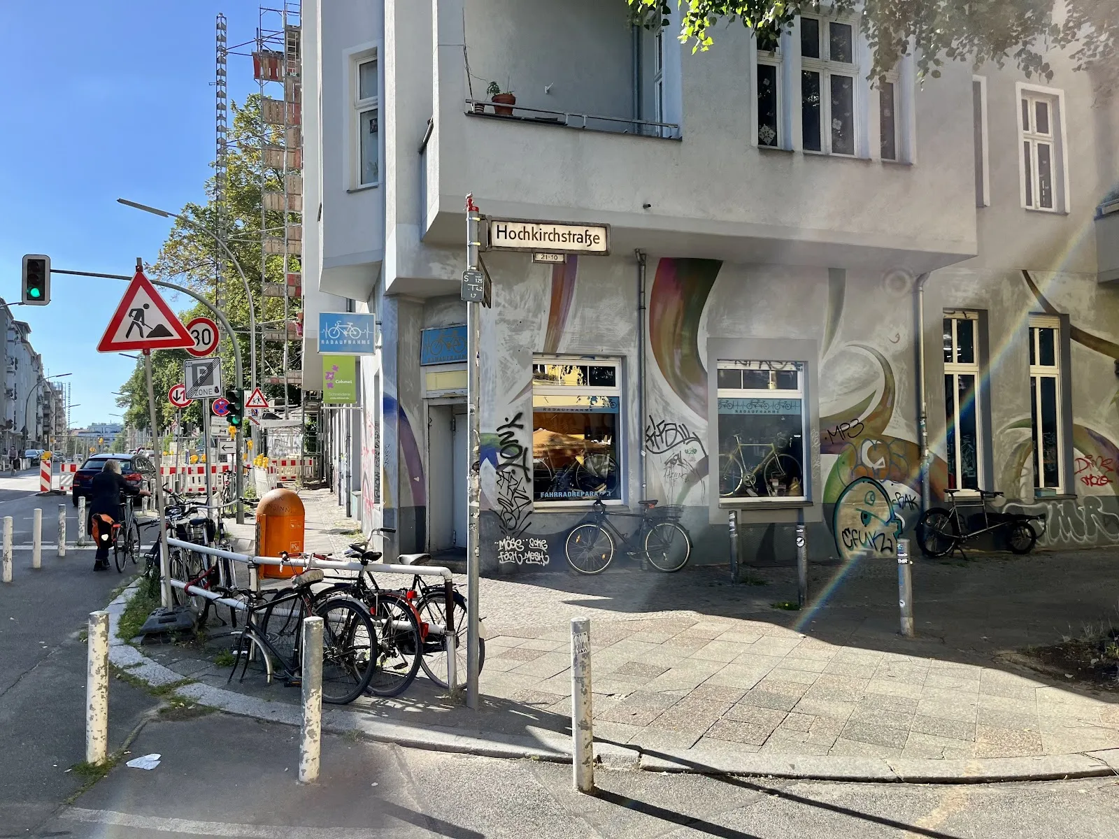 Вход в радоновую шахту с указателем