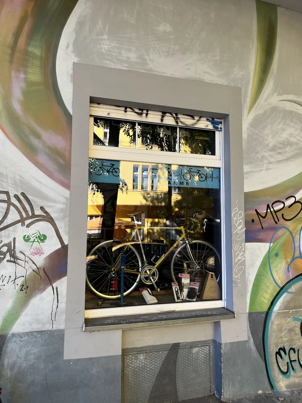 Вход в радоновую шахту с указателем