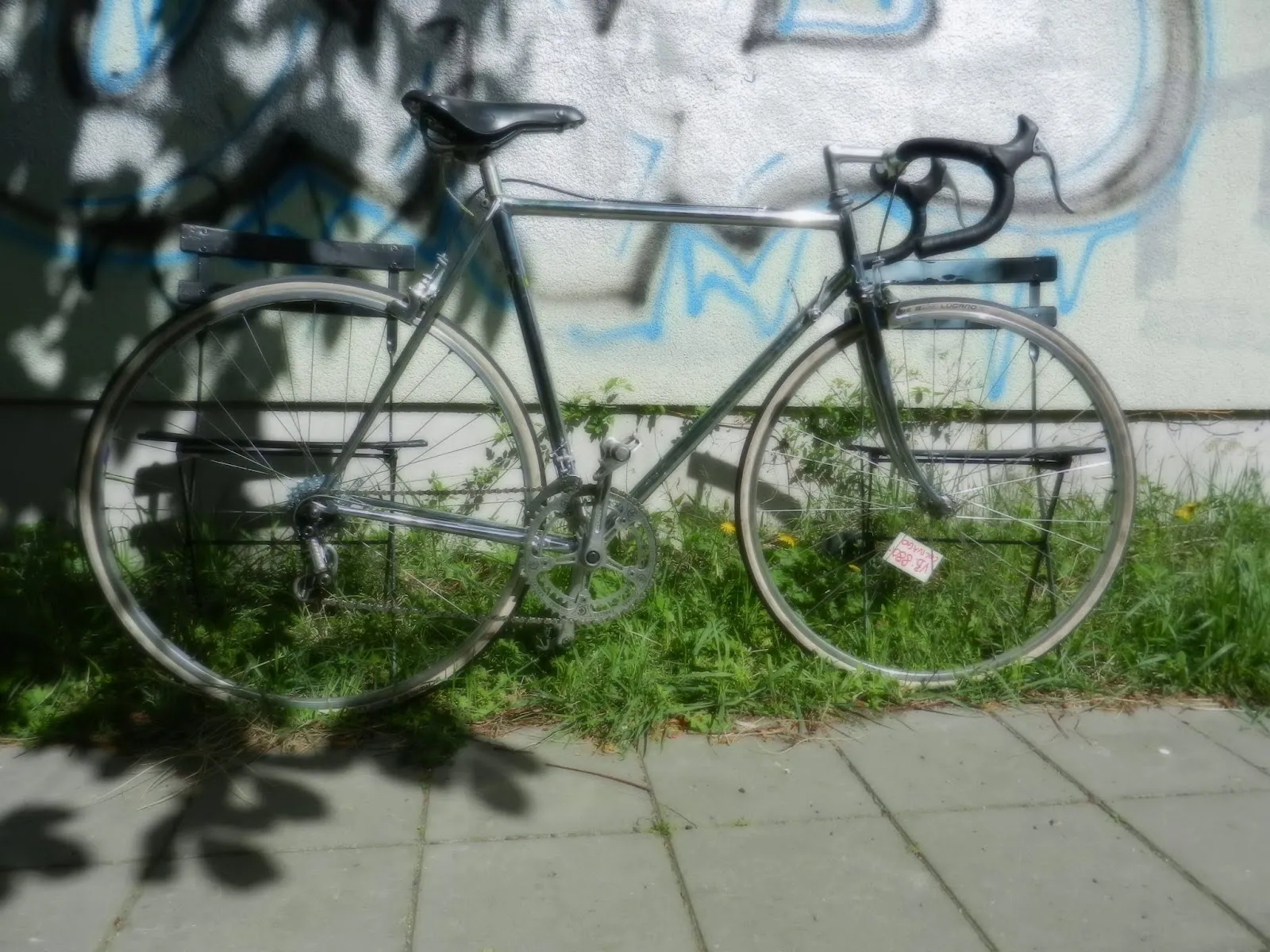 Вход в радоновую шахту с указателем