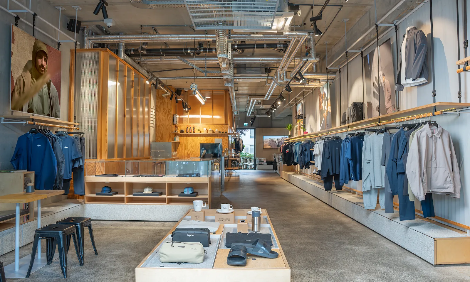 Витрина магазина Rapha Berlin с велосипедами Canyon