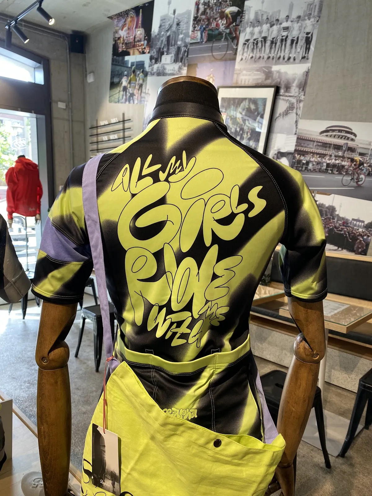 Витрина магазина Rapha Berlin с велосипедами Canyon