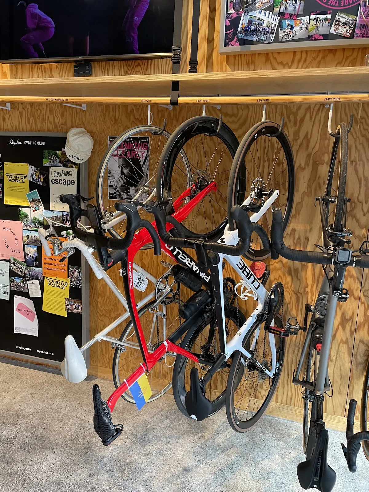 Витрина магазина Rapha Berlin с велосипедами Canyon