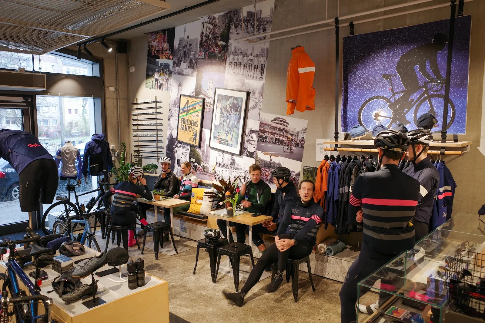 Витрина магазина Rapha Berlin с велосипедами Canyon