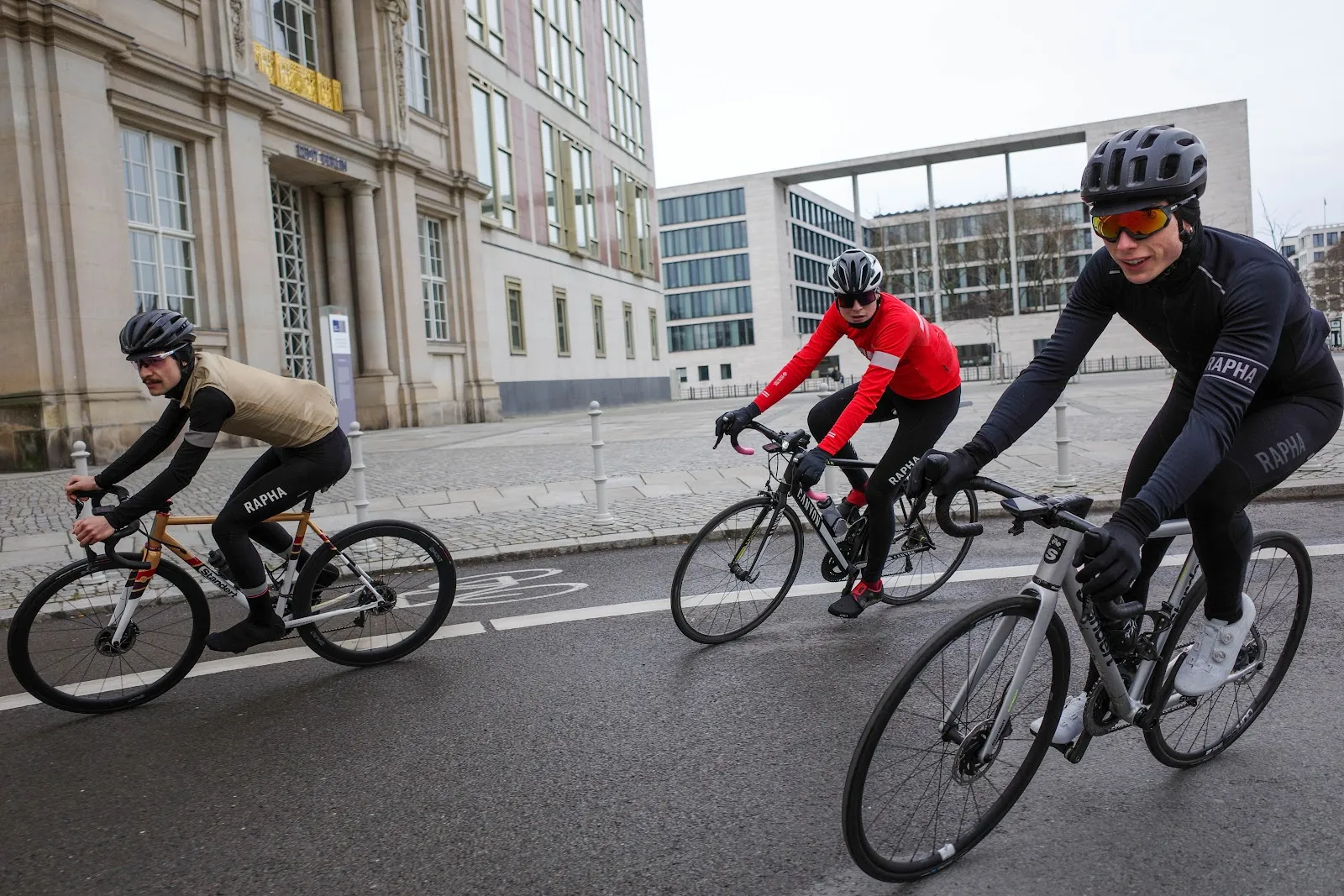 Витрина магазина Rapha Berlin с велосипедами Canyon