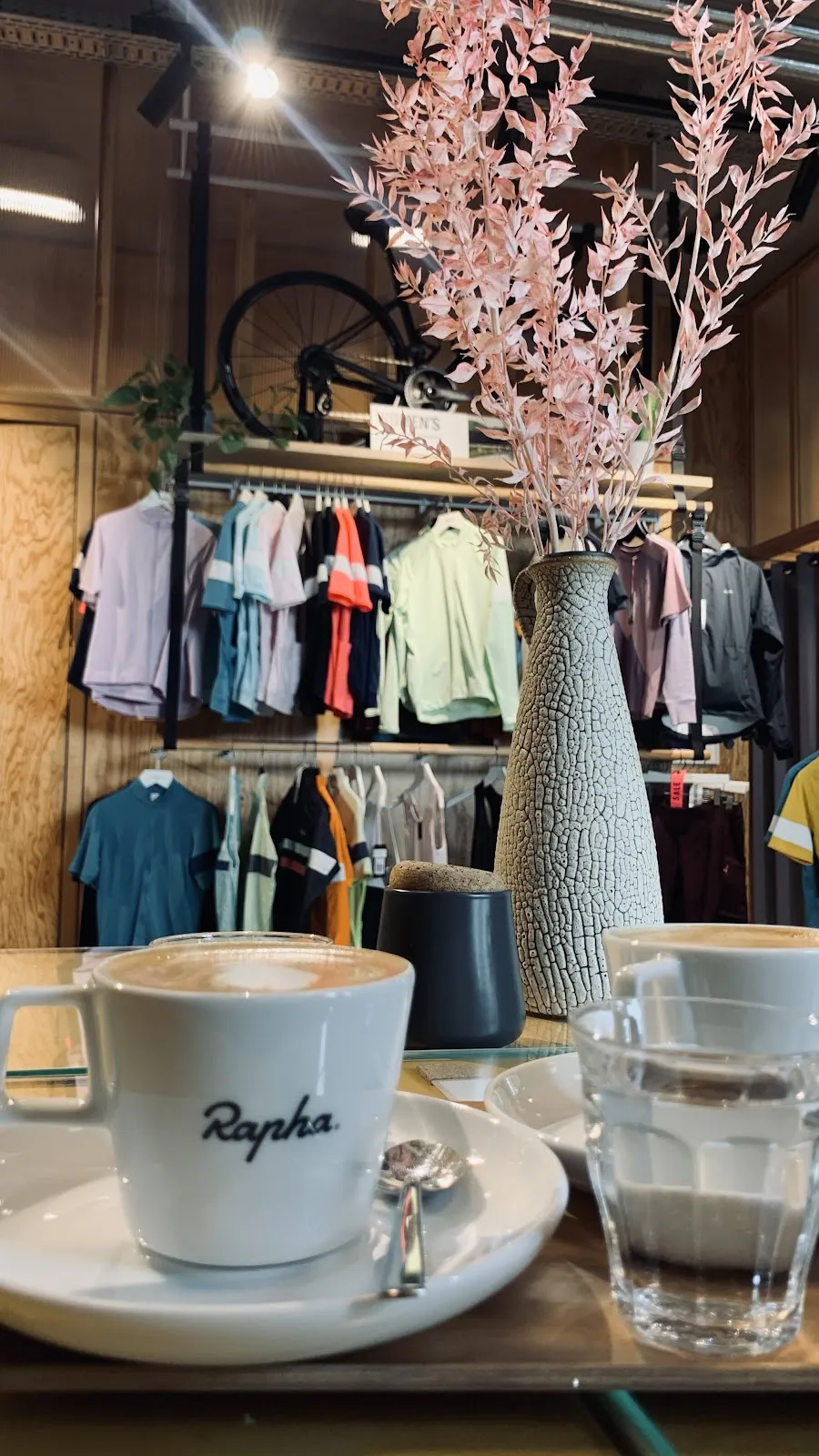 Витрина магазина Rapha Berlin с велосипедами Canyon