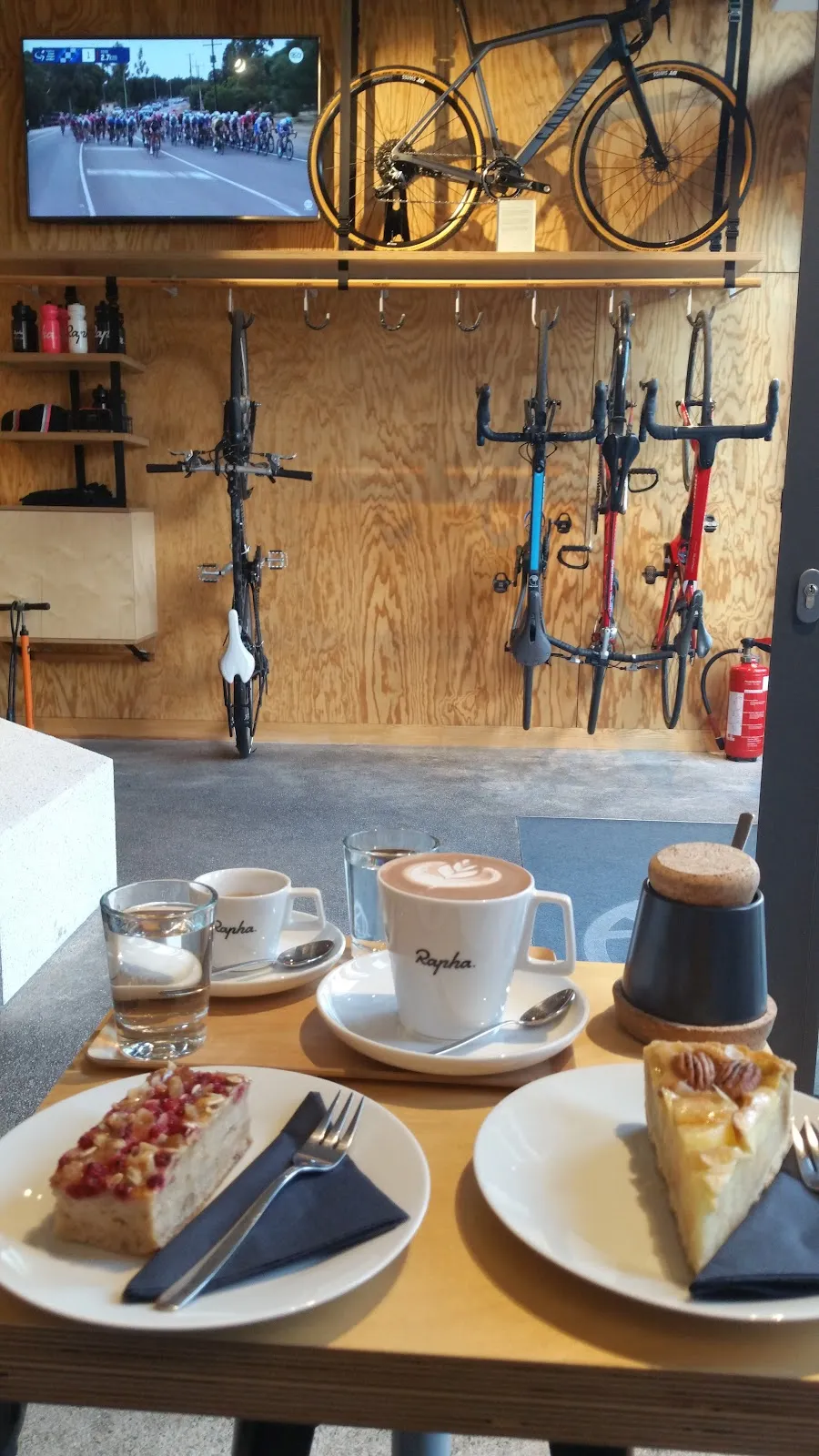 Витрина магазина Rapha Berlin с велосипедами Canyon