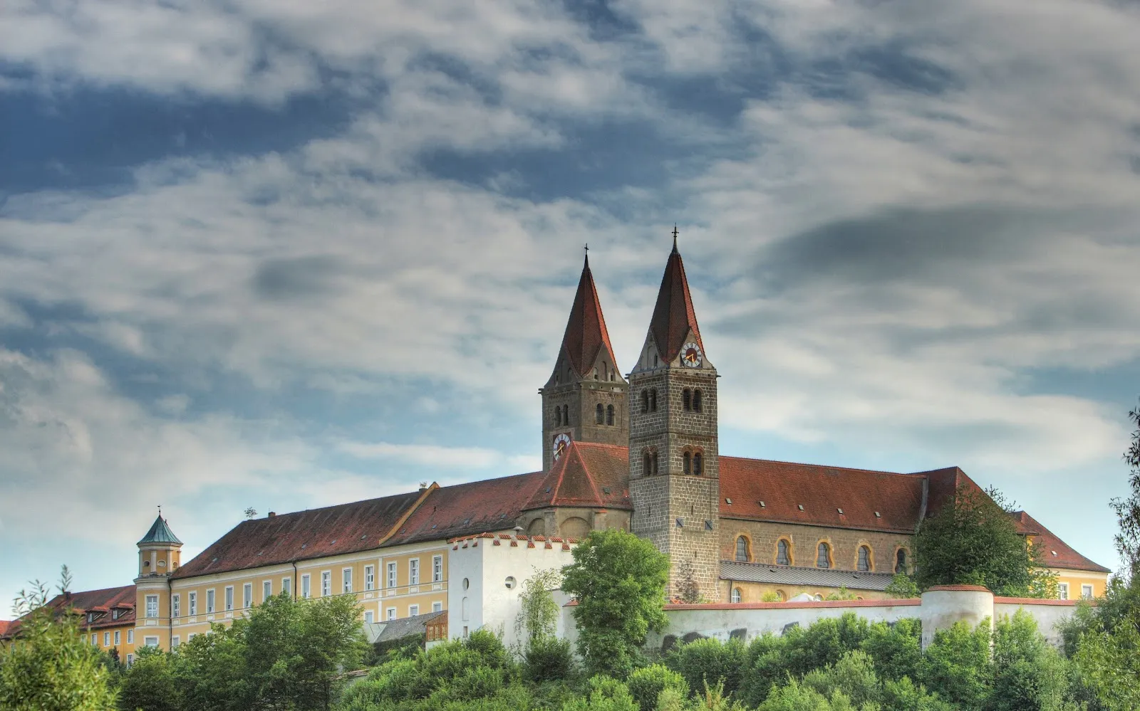 Вид на Райхенбахский монастырь с колокольней