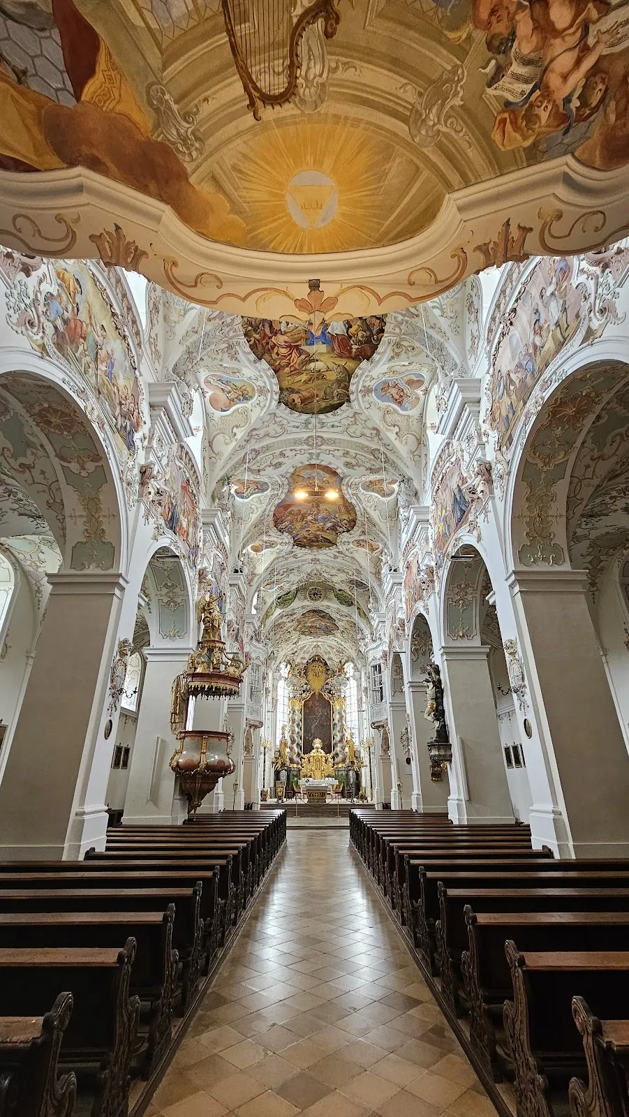 Вид на Райхенбахский монастырь с колокольней