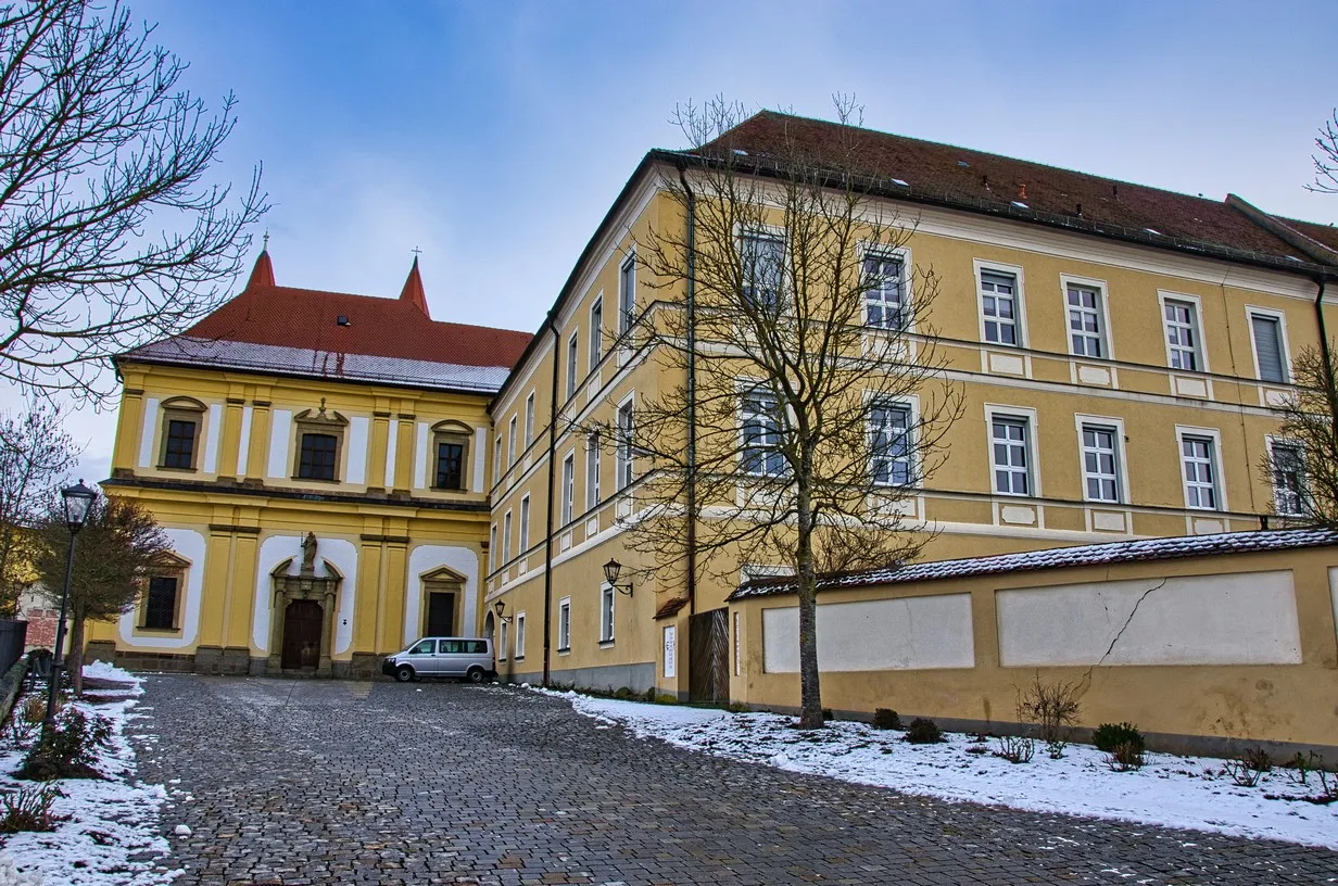 Вид на Райхенбахский монастырь с колокольней