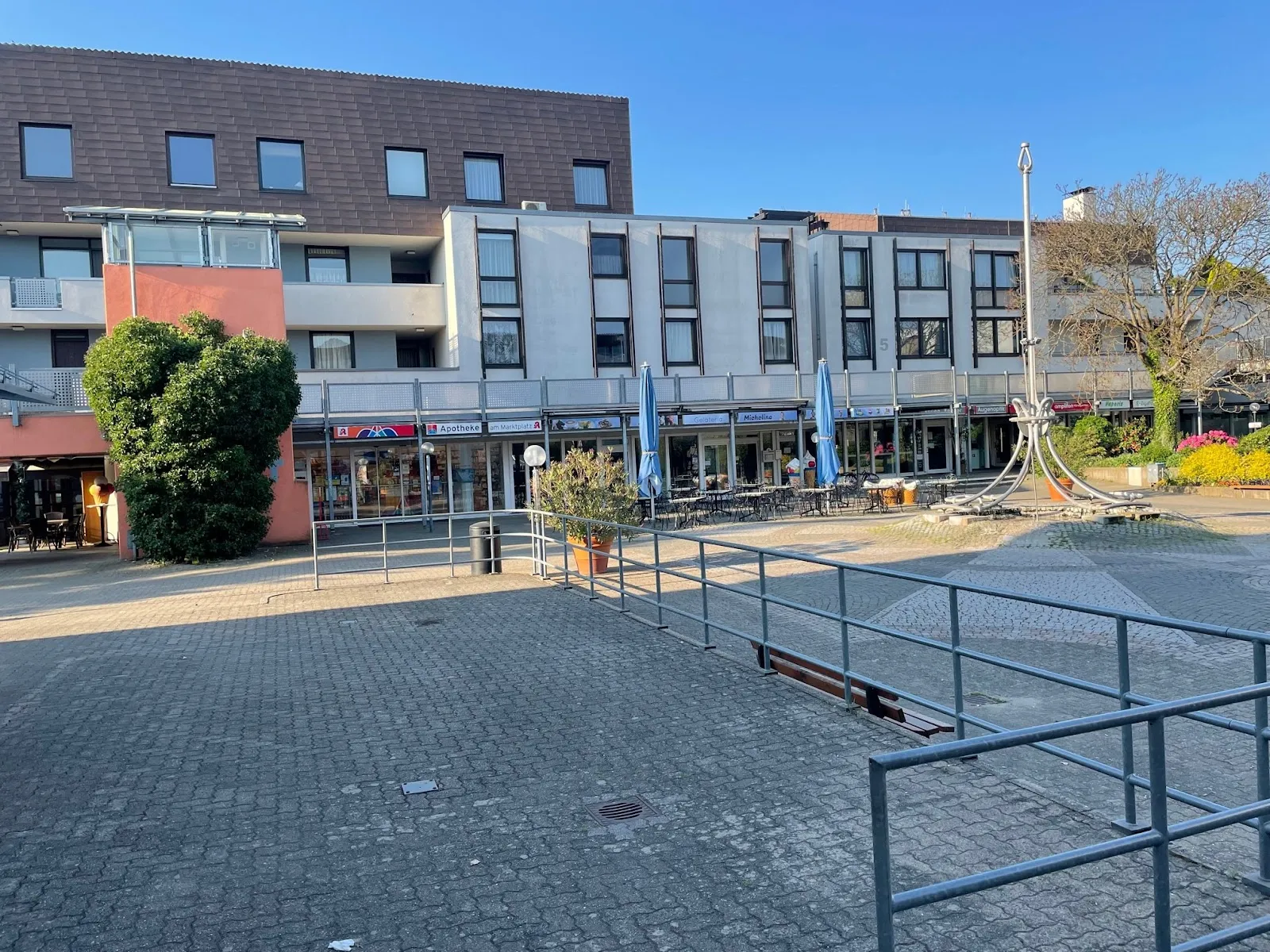 Ратушная площадь Вальдбронн с зданием ратуши