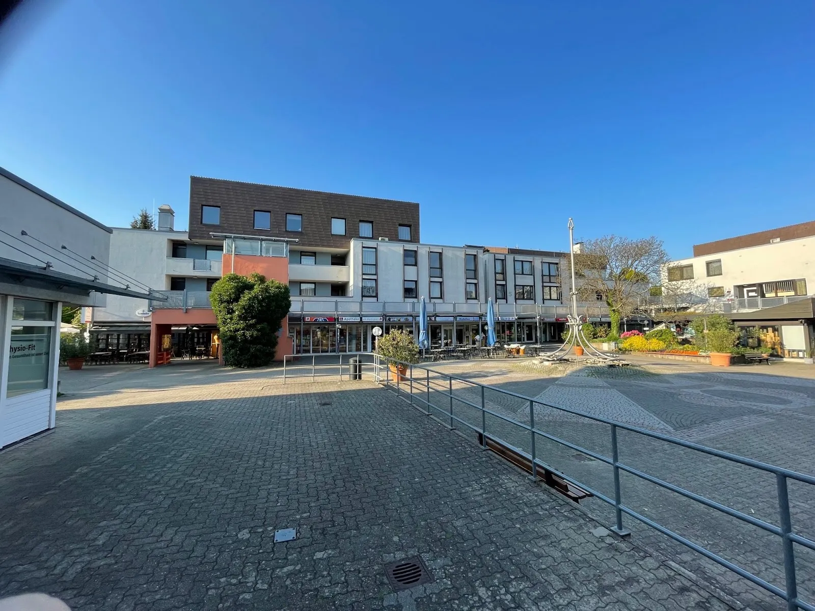 Ратушная площадь Вальдбронн с зданием ратуши