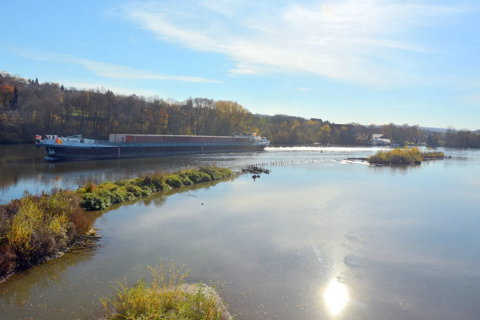 Река Неккар с зелеными берегами и мостом