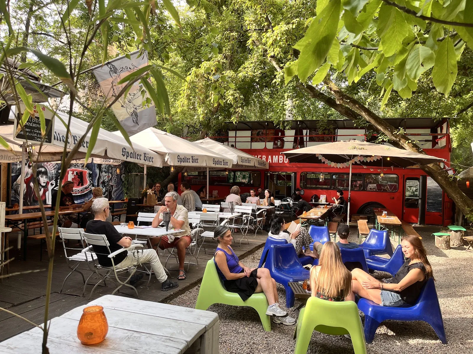 Republic Berlin - зеленая зона с местами для отдыха