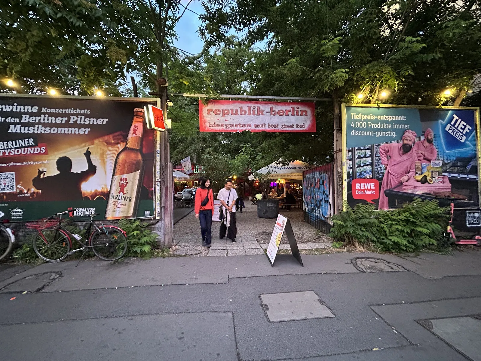 Republic Berlin - зеленая зона с местами для отдыха