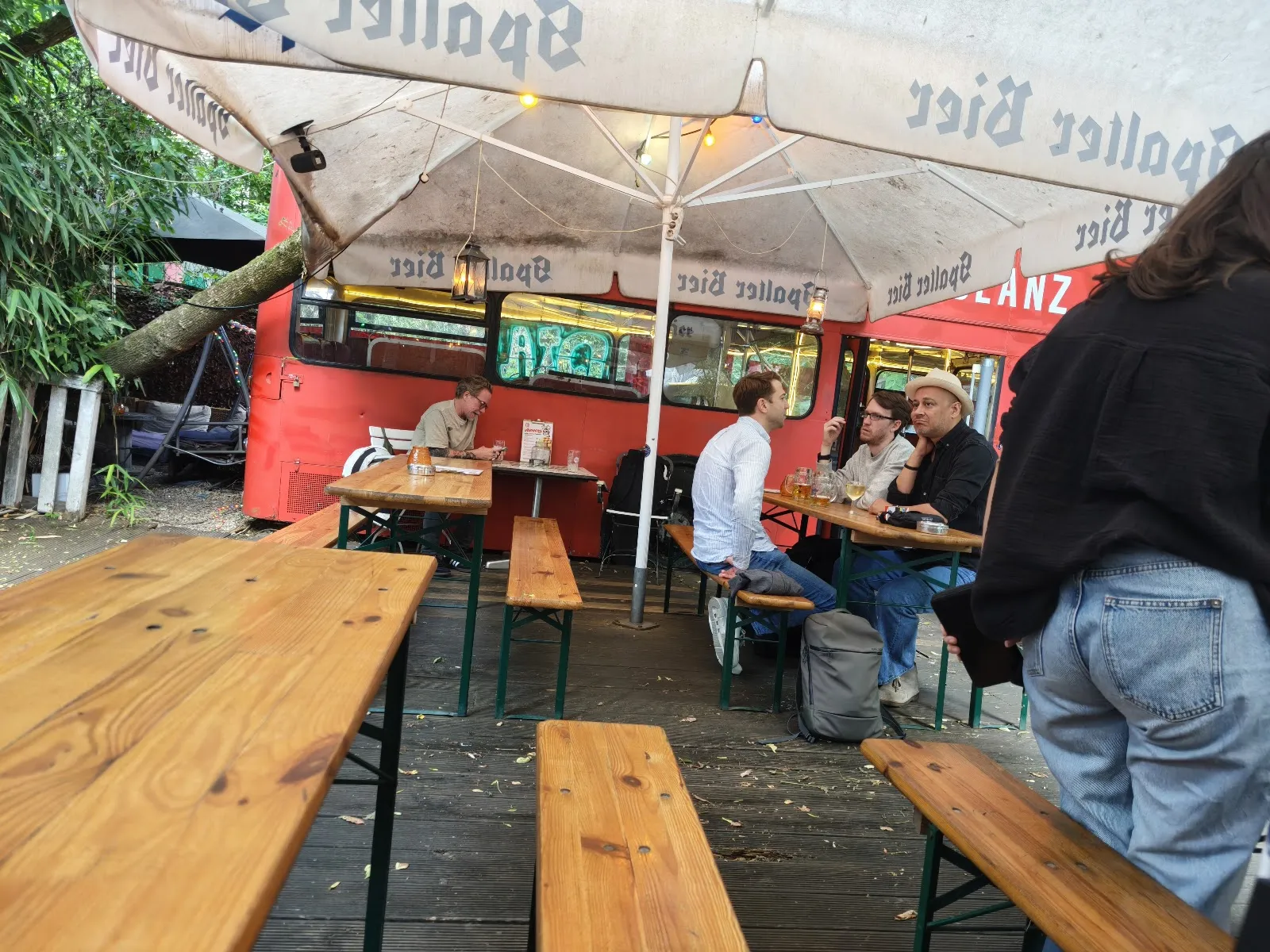 Republic Berlin - зеленая зона с местами для отдыха