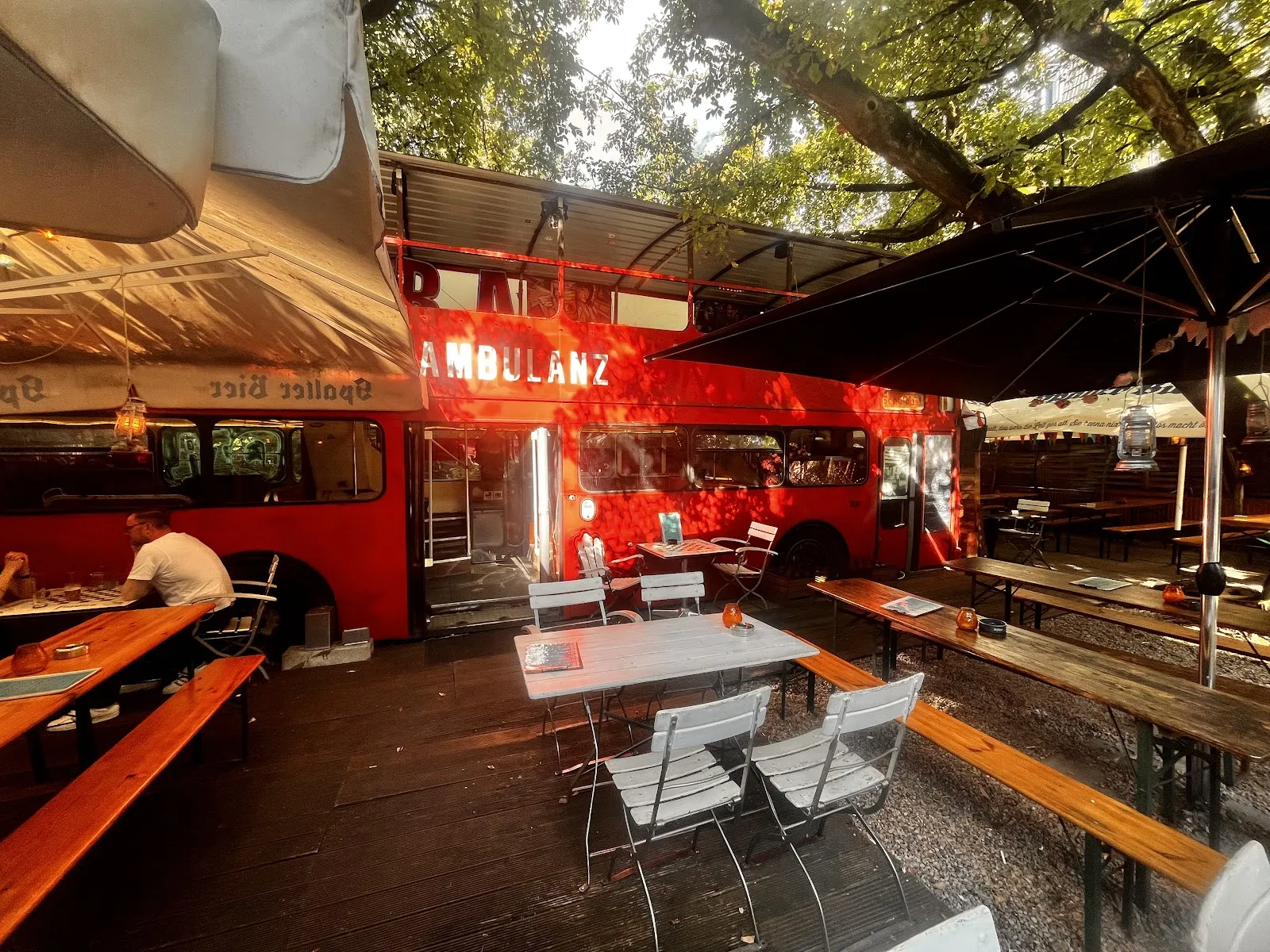 Republic Berlin - зеленая зона с местами для отдыха