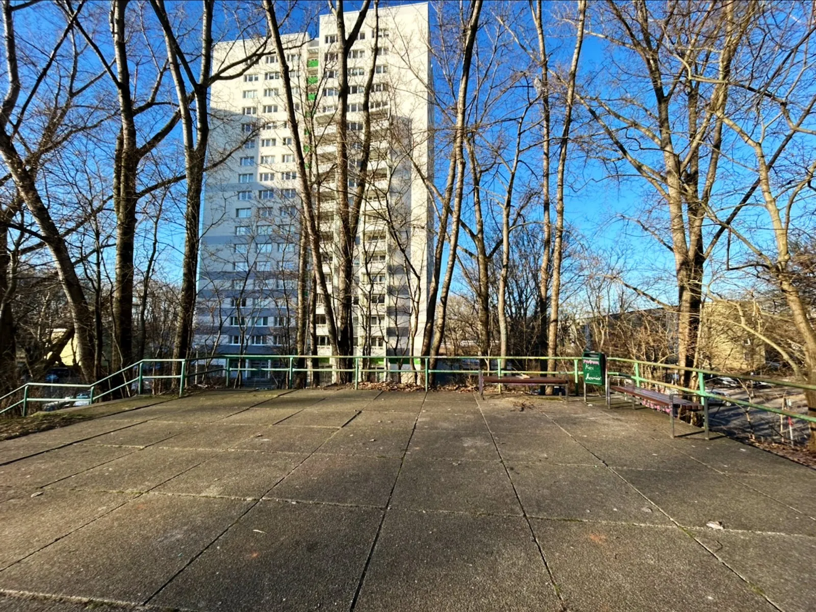 Ребенок катается с небольшого холма на Родельберге, Берлин