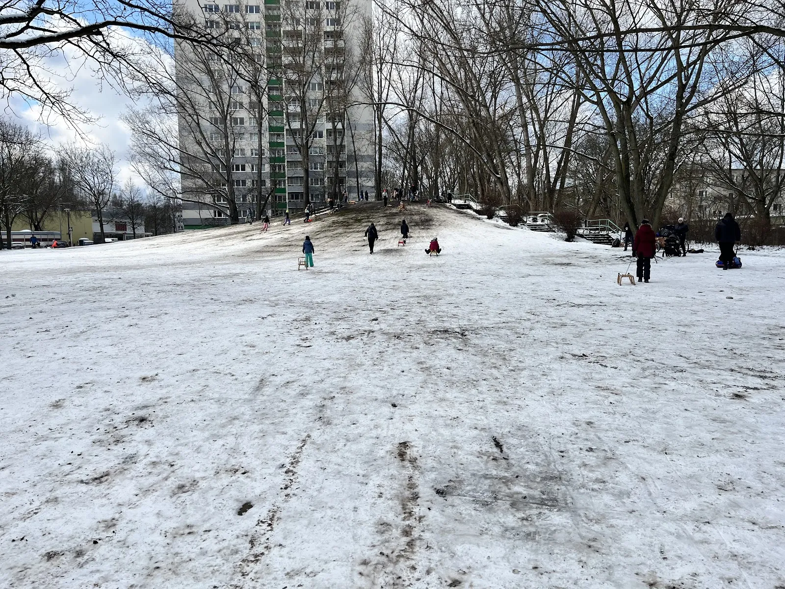 Ребенок катается с небольшого холма на Родельберге, Берлин