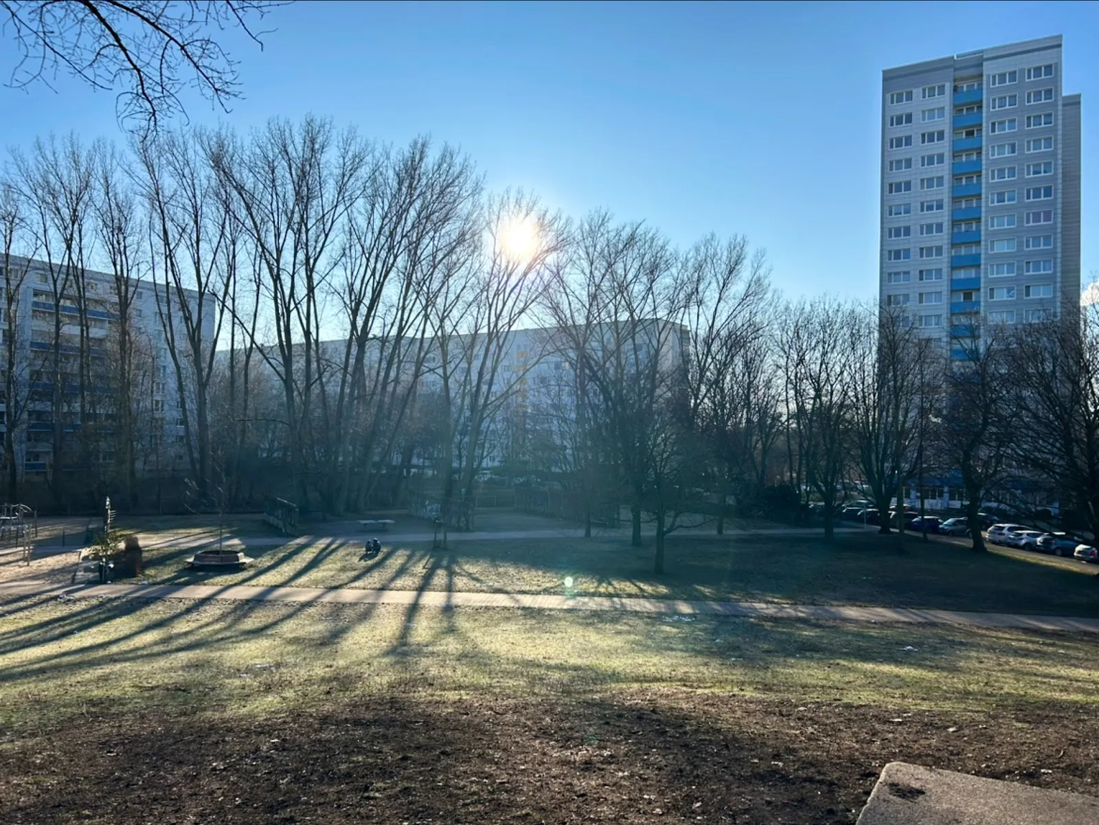 Ребенок катается с небольшого холма на Родельберге, Берлин