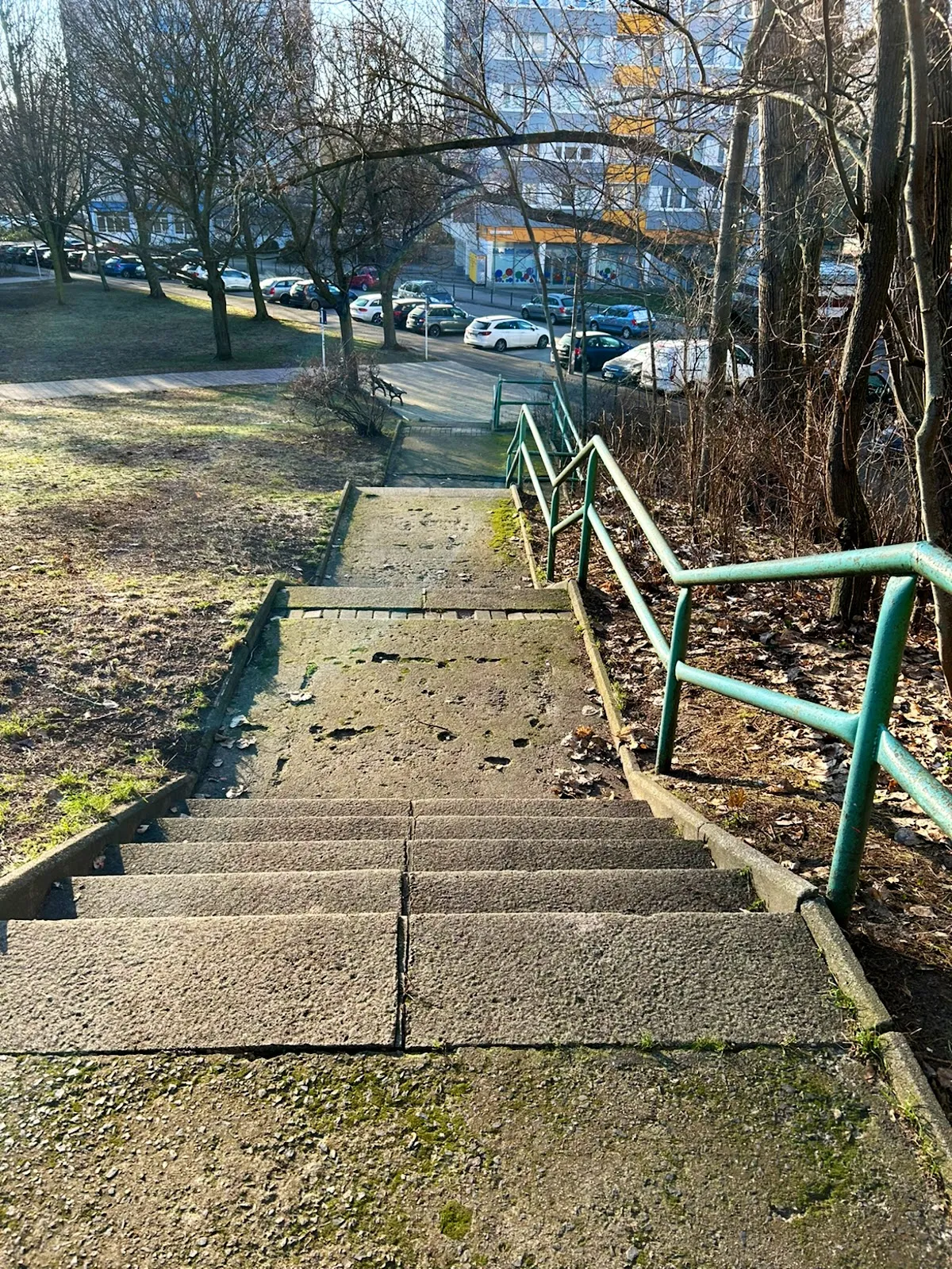 Ребенок катается с небольшого холма на Родельберге, Берлин