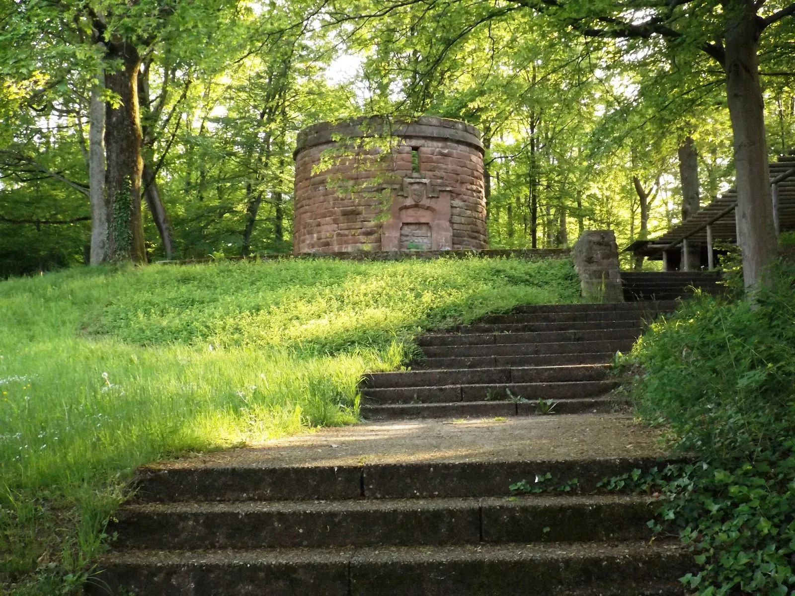 Руины исторической башни Хазенбергтурм в Штутгарте