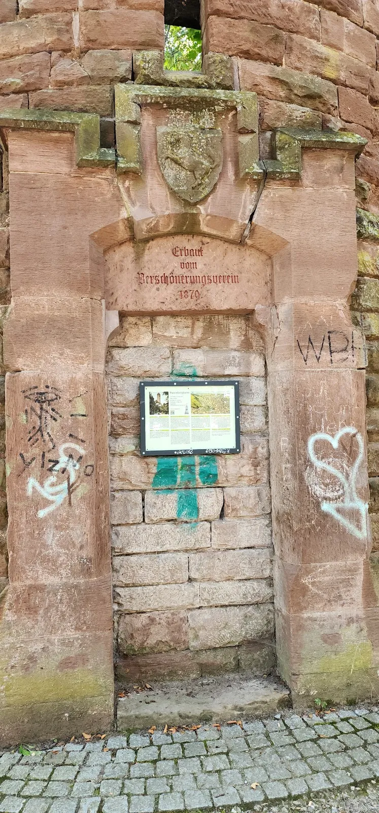 Руины исторической башни Хазенбергтурм в Штутгарте