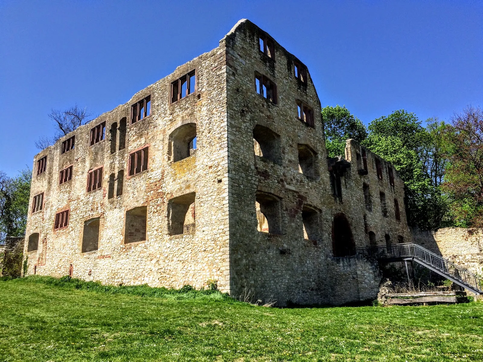 Руины замка Ландскрон над долиной Рейна