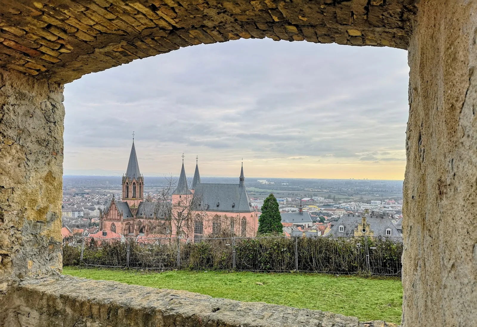 Руины замка Ландскрон над долиной Рейна